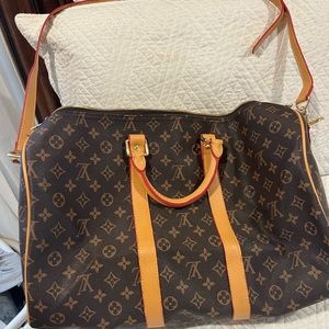 Brown leather duffel bag excellent condition.